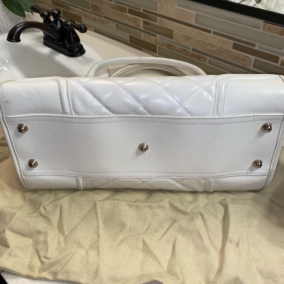 Beautiful white leather Burberry bag in very good condition. - Picture 3 of 6